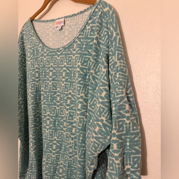 LuLaRoe Irma Top XL fits a 2X EUC - Picture 2 of 5